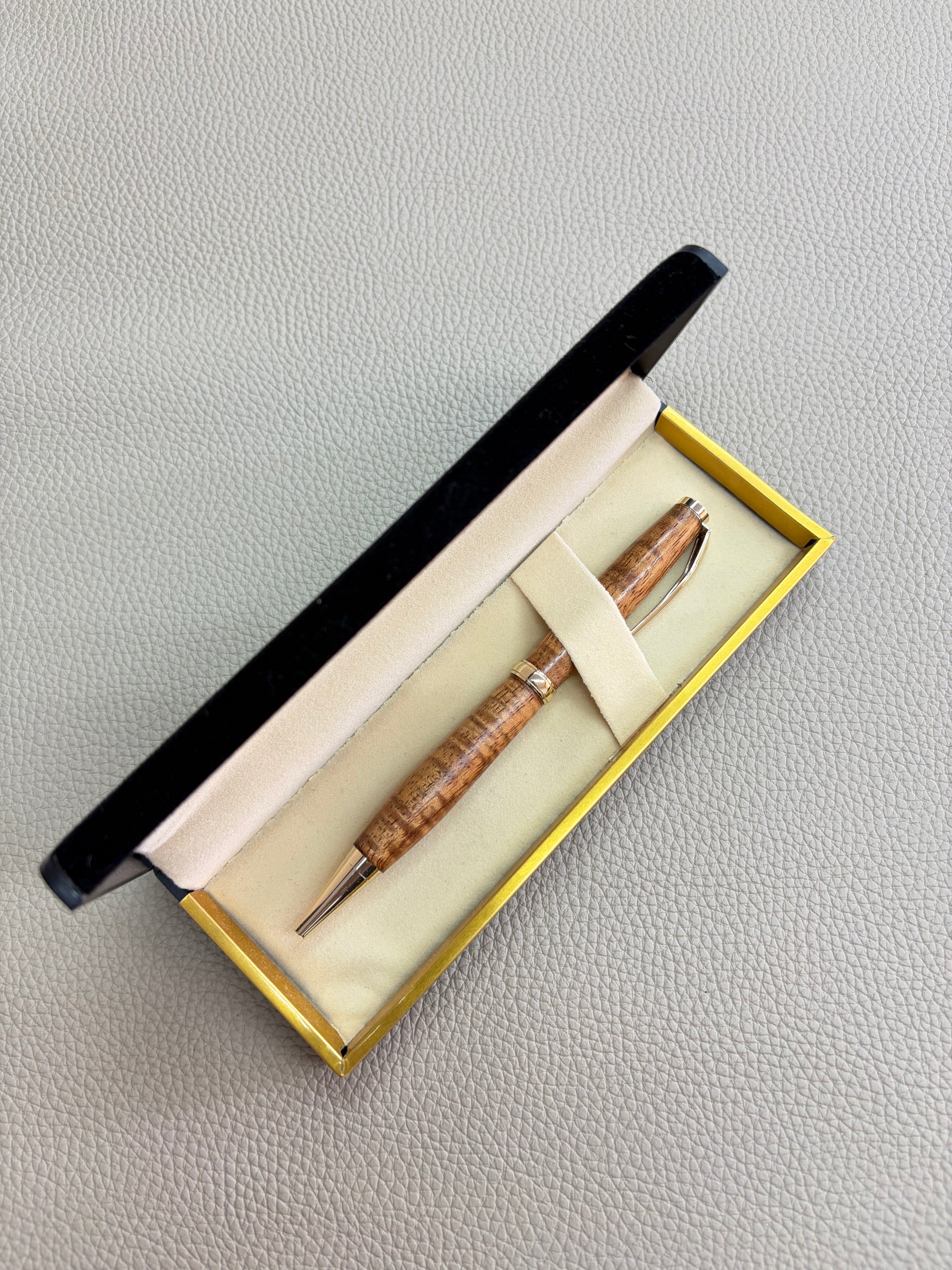 Koa pen with gold 01