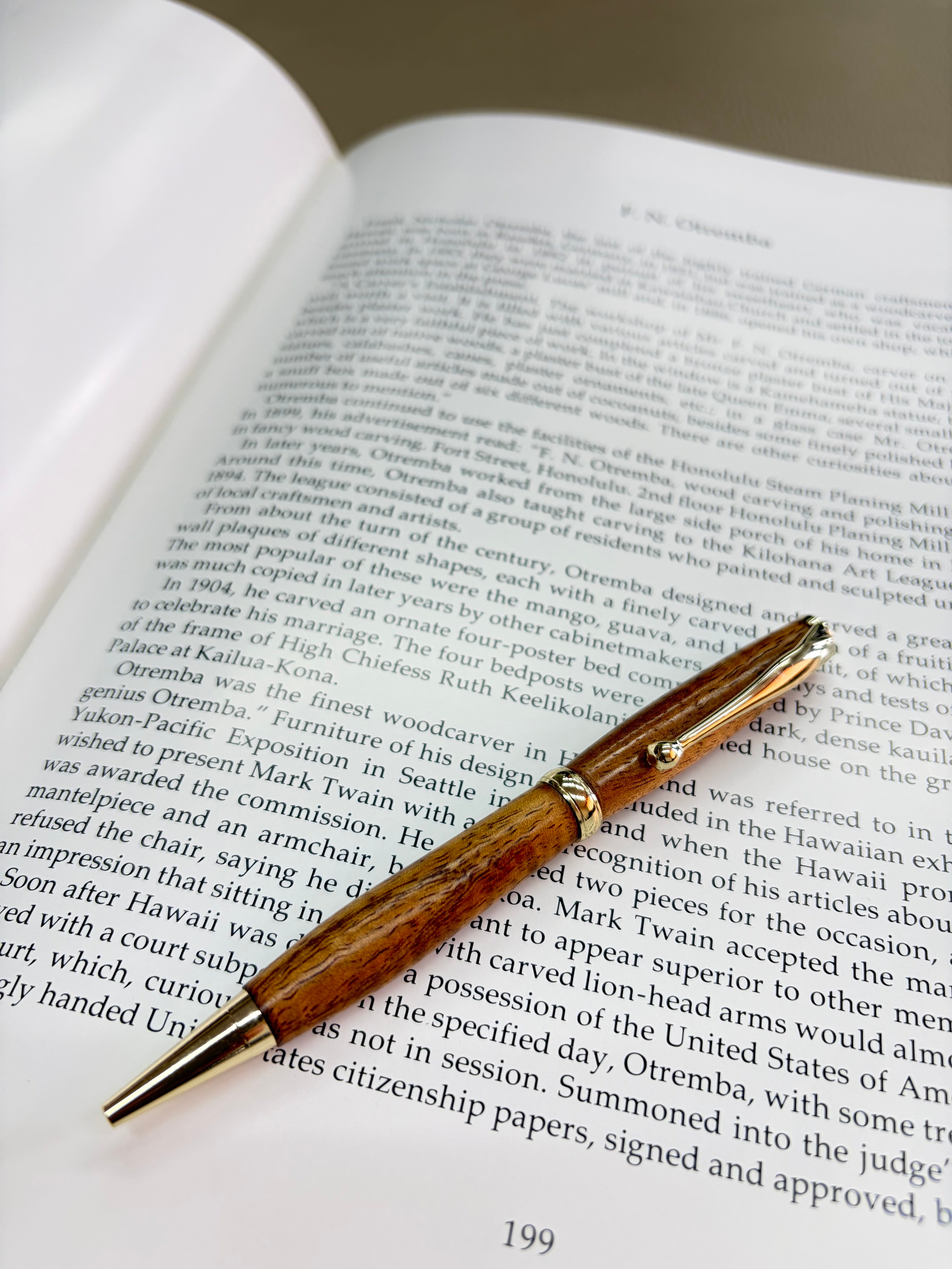 Koa pen with gold 01 – Koa Memories