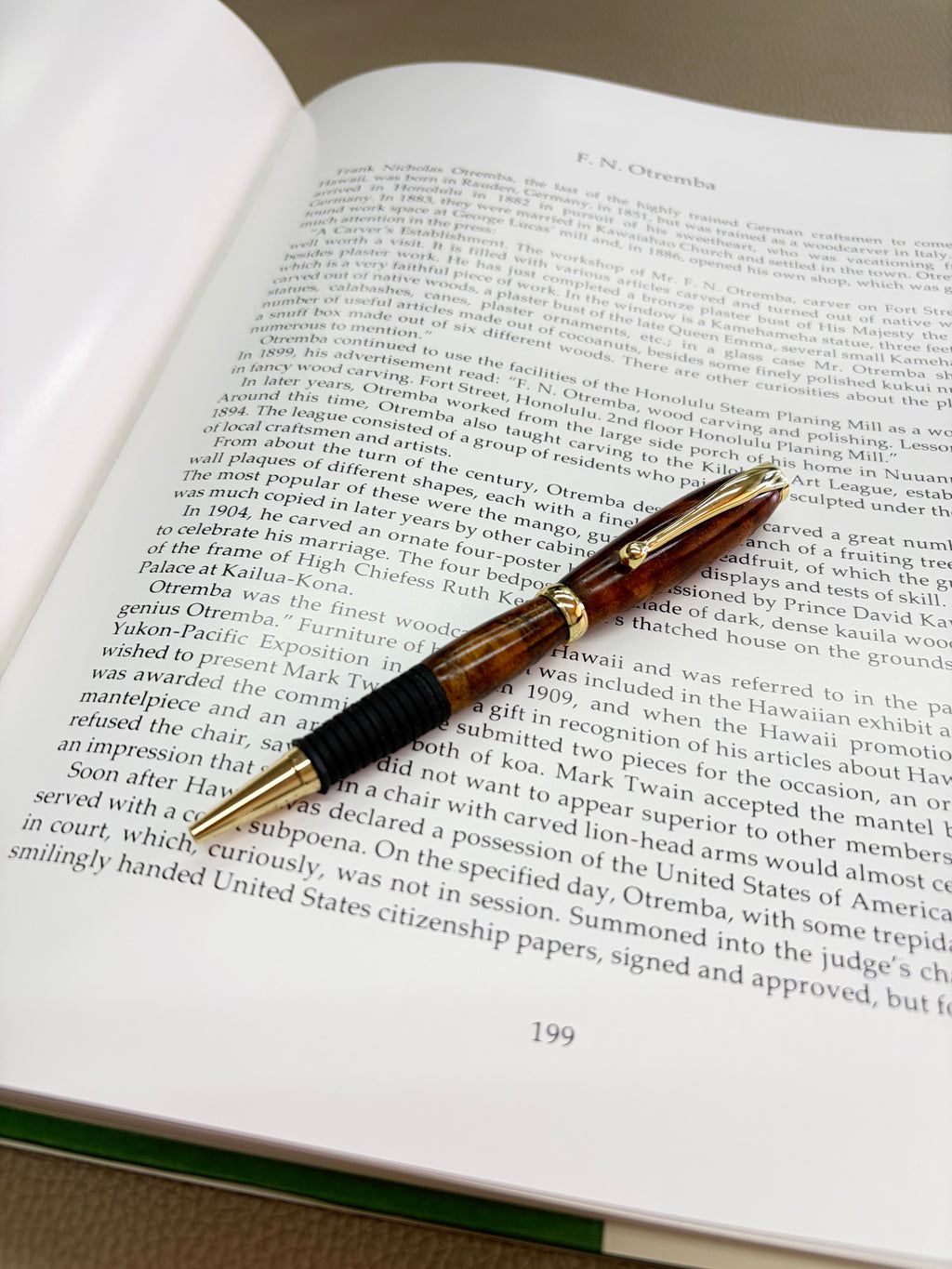 Koa pen with gold 02