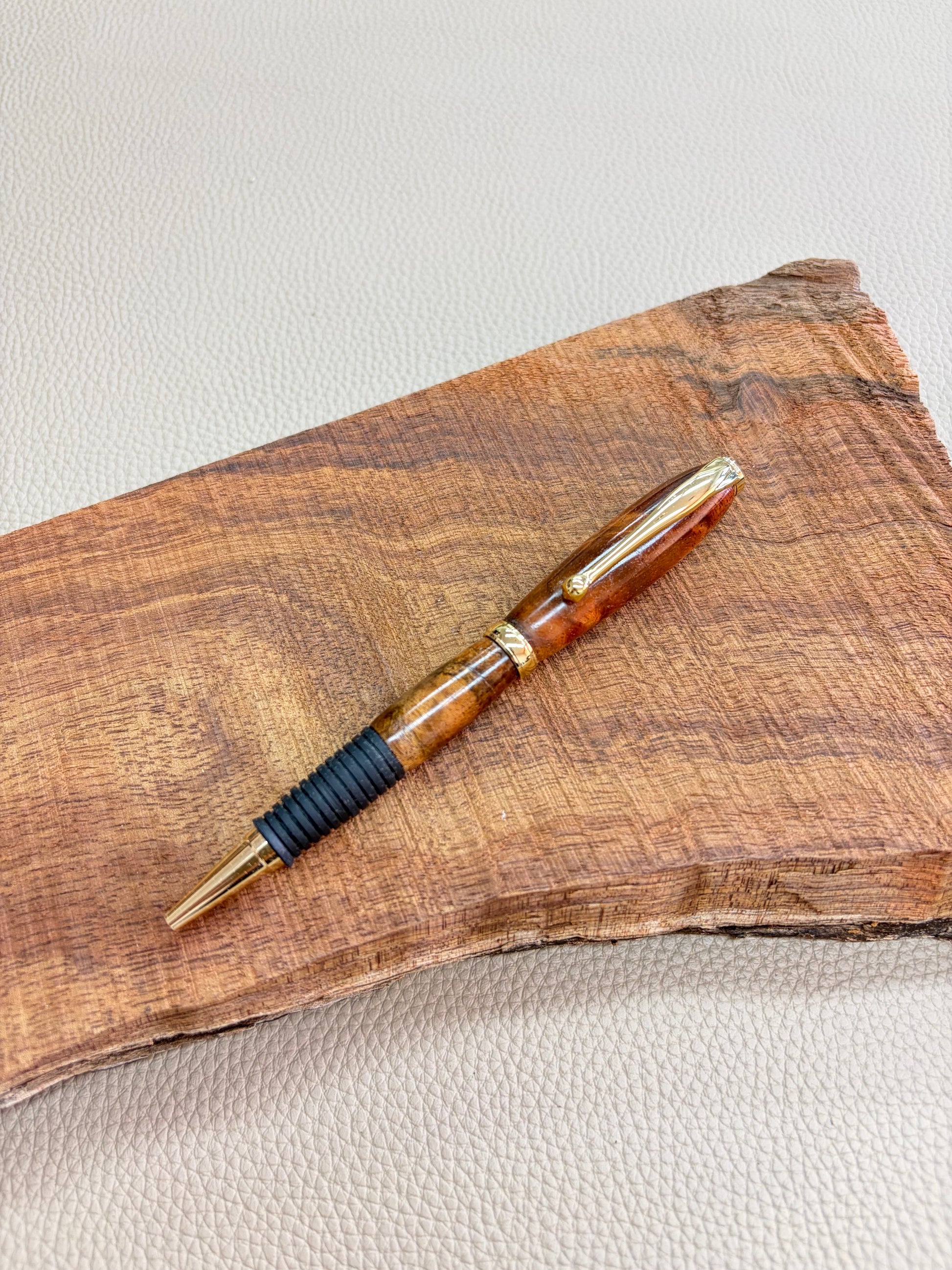 Koa pen with gold 02