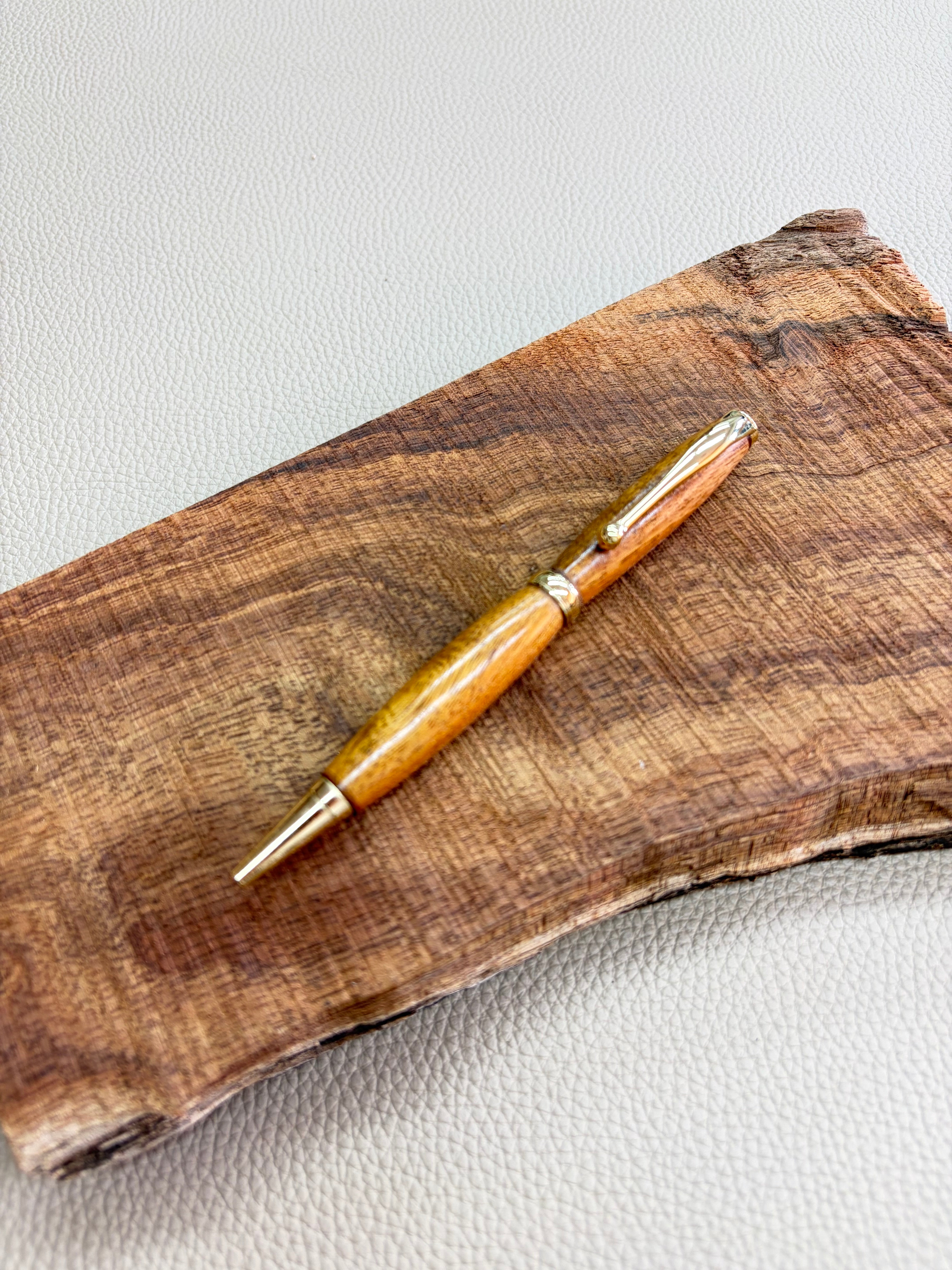 Koa pen with gold 03 – Koa Memories